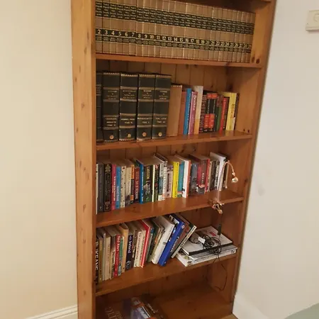 Halfpenny Bridge Holiday Homes - Little Library * Dublin